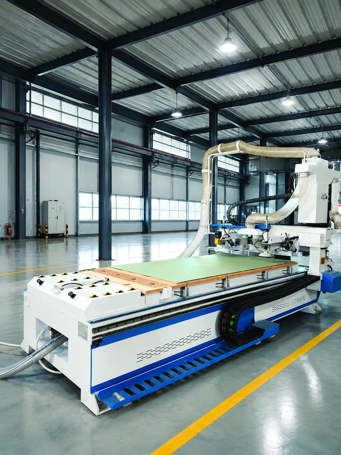 Máy gia công có bàn màu xanh trong nhà xưởng