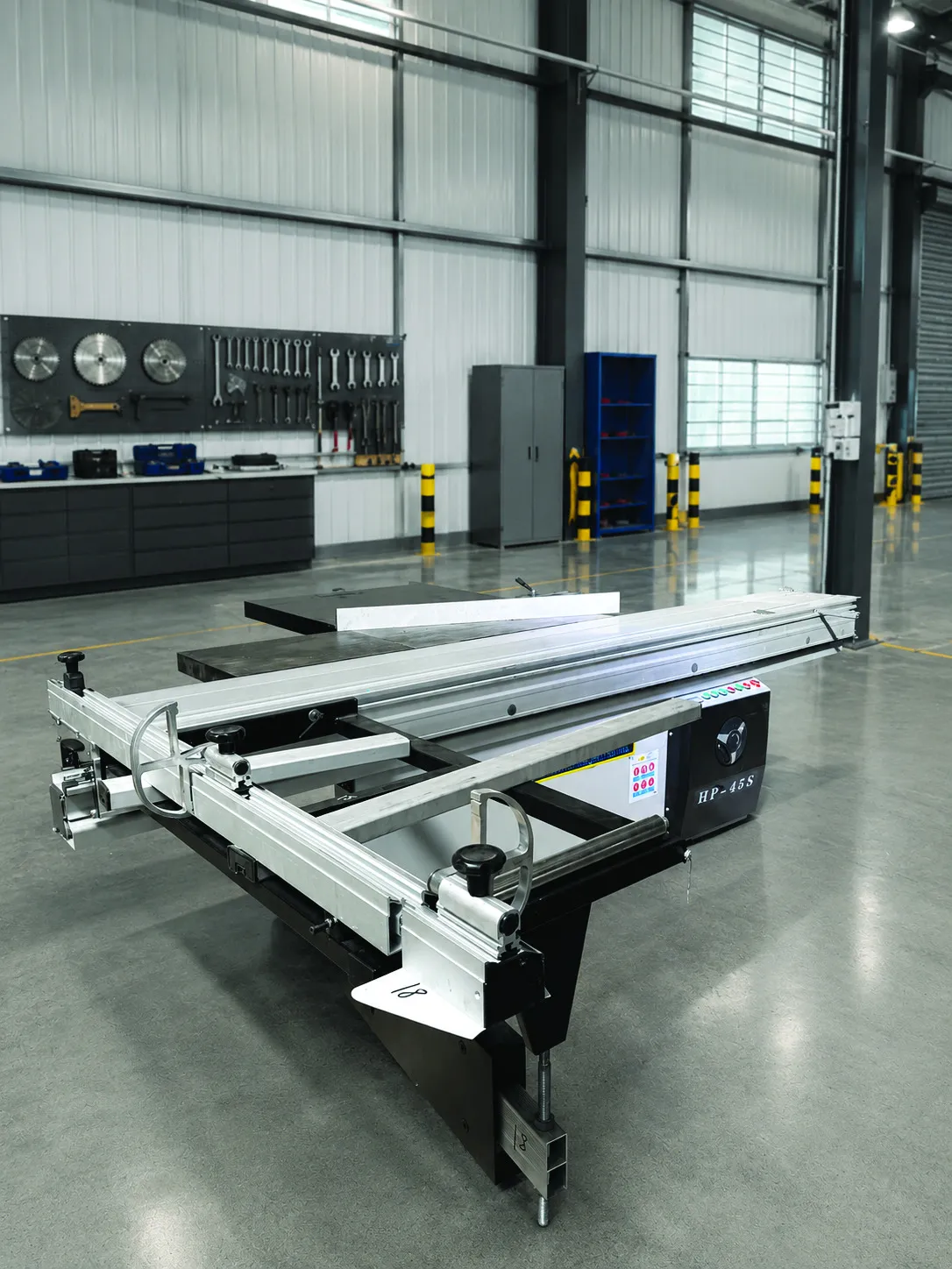 Máy có bàn dài đặt giữa nhà xưởng