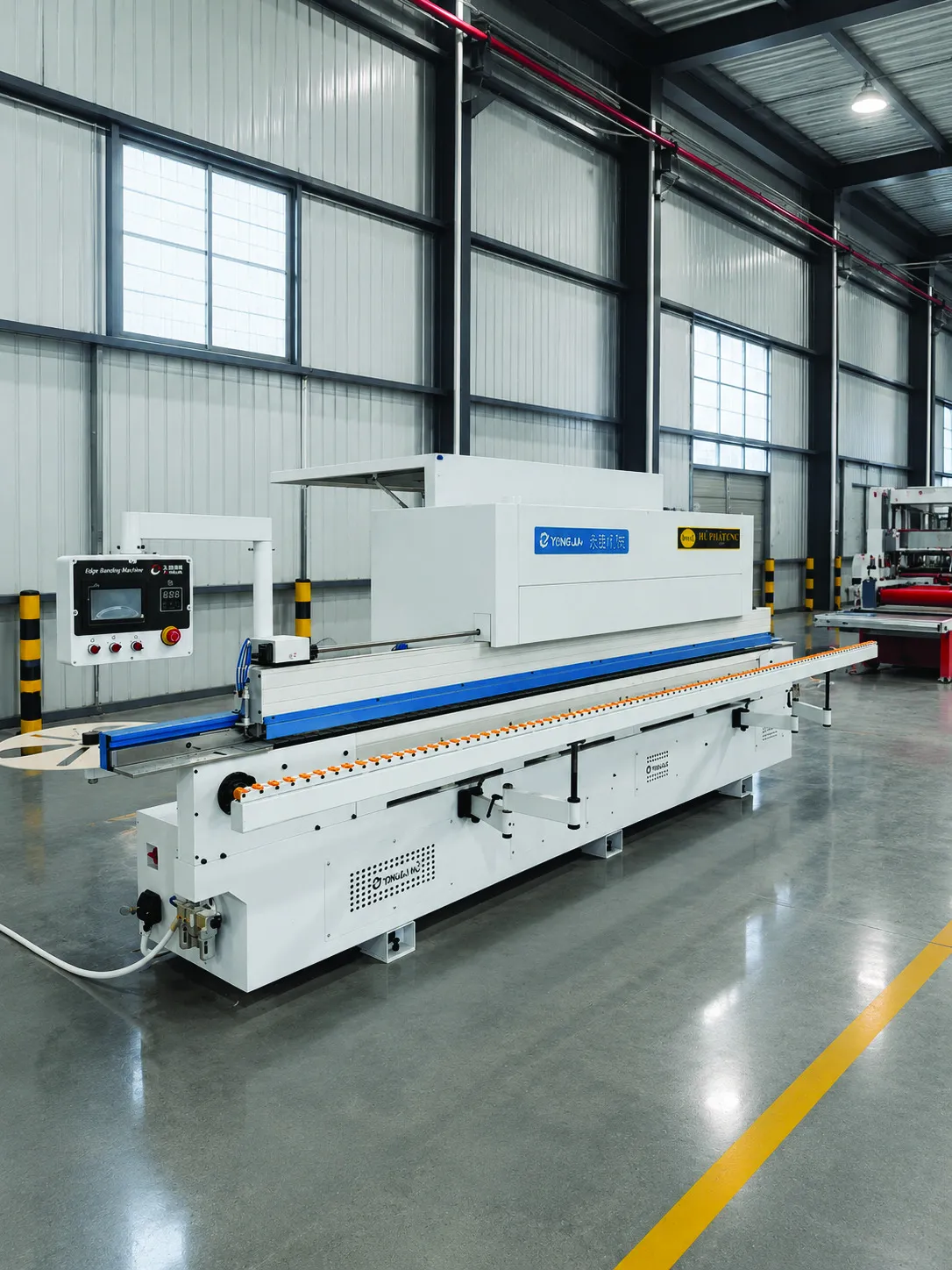 Máy gia công màu trắng và xanh trong nhà xưởng