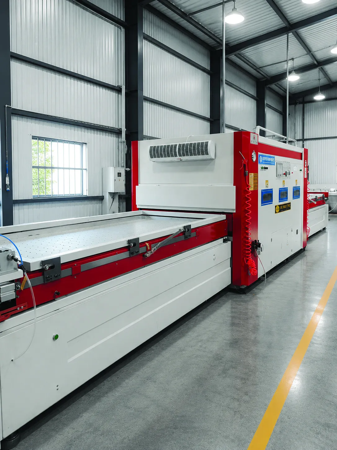 Máy gia công màu trắng và đỏ trong nhà xưởng